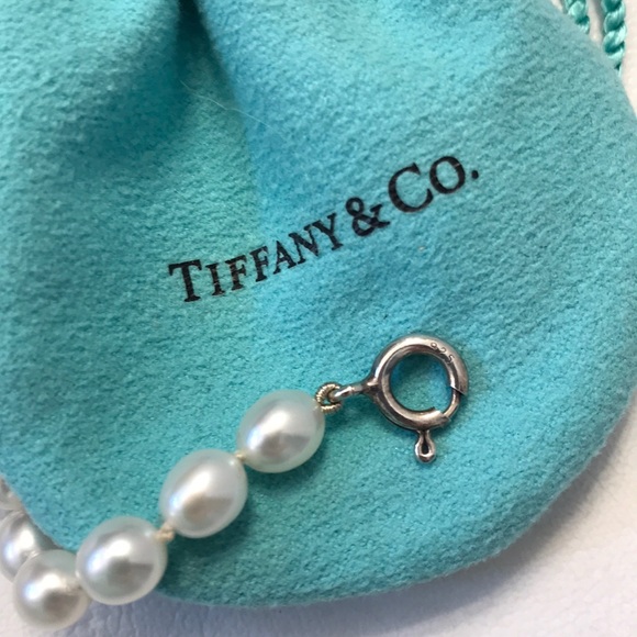 Tiffany & Co. Pearl and 925 SS Infinity Bracelet. - Picture 3 of 7
